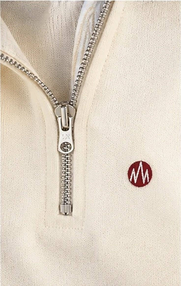 KYOTO QUARTER ZIP beige detalle de la cremallera y el emblema