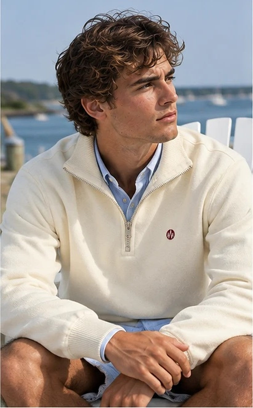 KYOTO QUARTER ZIP beige sentado junto al mar