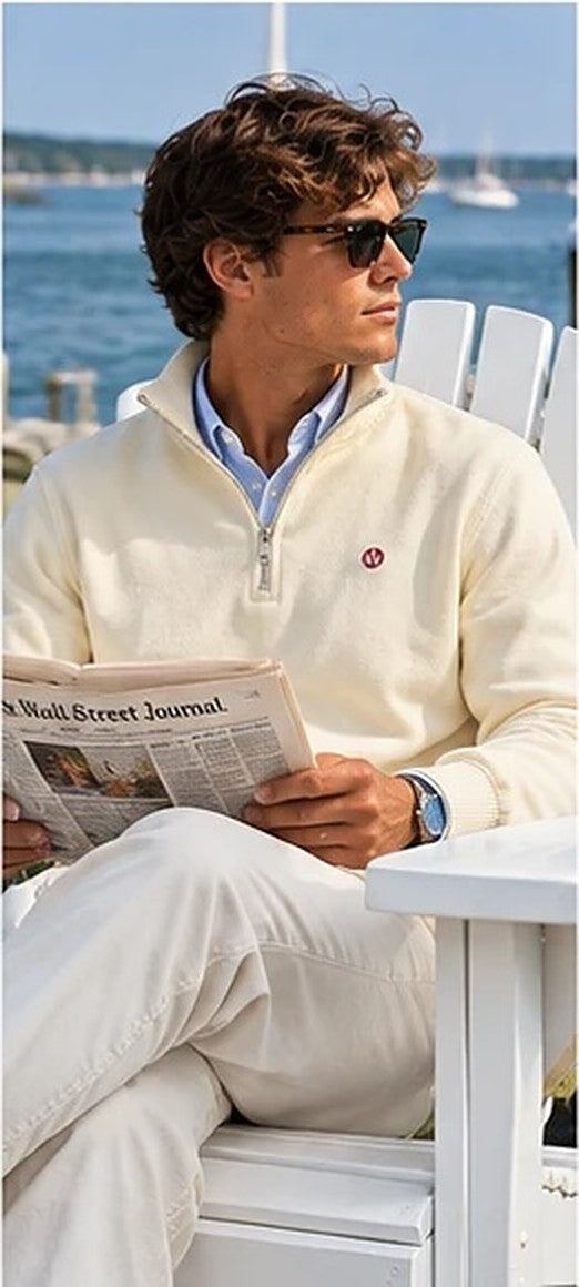 KYOTO QUARTER ZIP beige leyendo en el porche