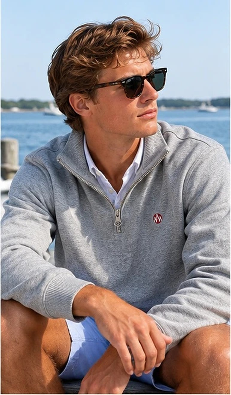 KYOTO QUARTER ZIP gris sentado junto al mar
