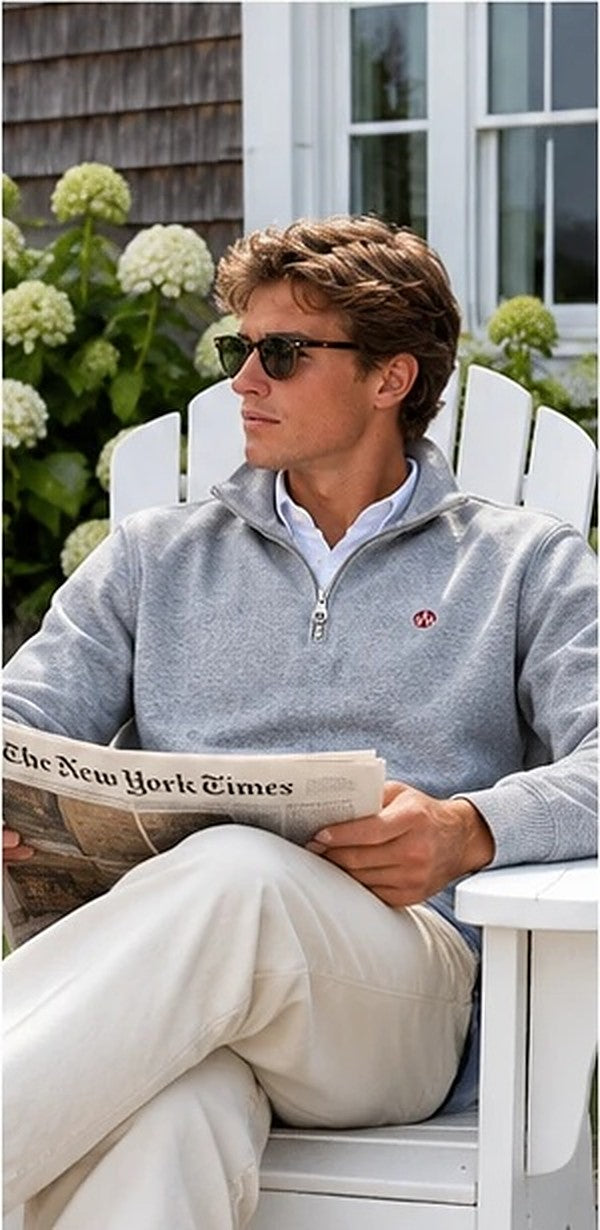 KYOTO QUARTER ZIP gris leyendo en el porche