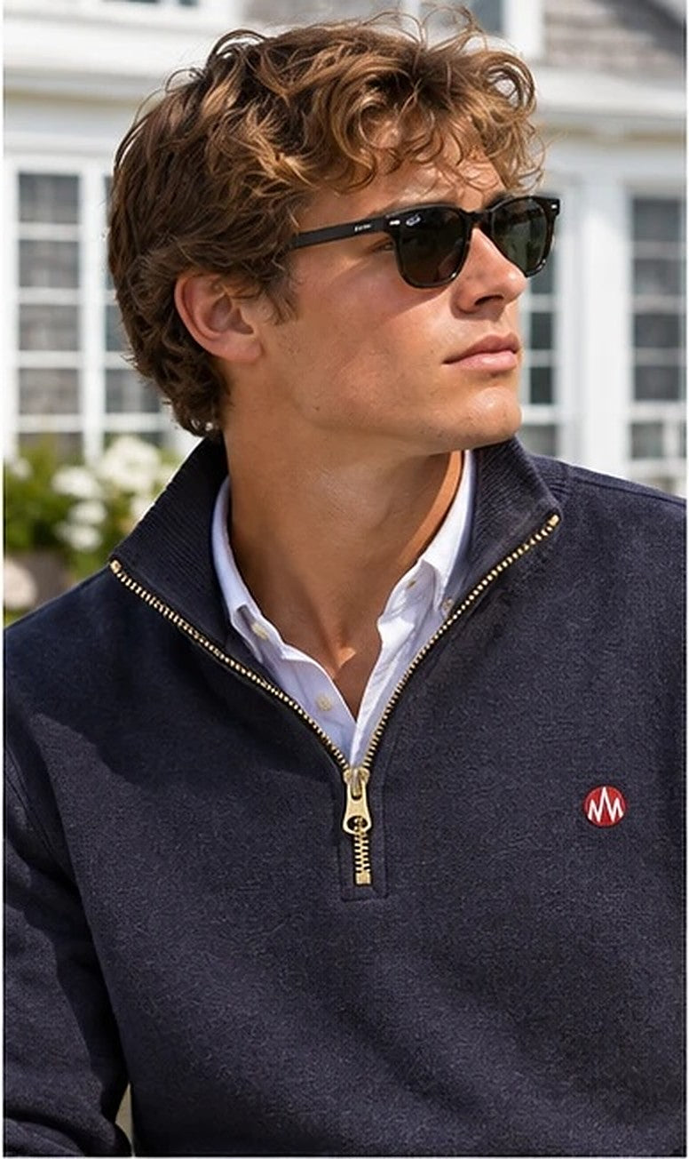 KYOTO QUARTER ZIP navy sentado junto al mar