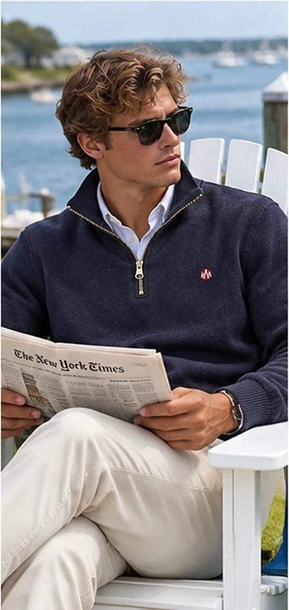 KYOTO QUARTER ZIP navy leyendo en el porche